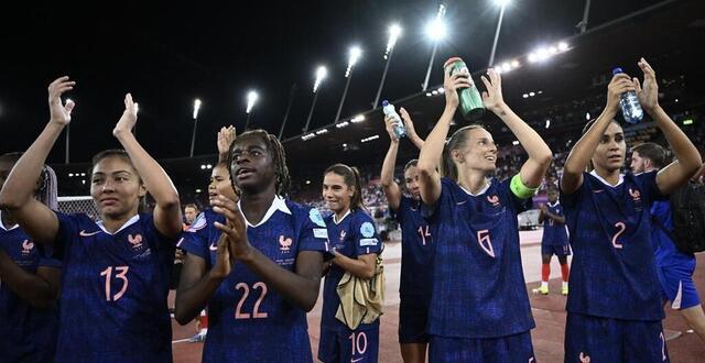 photo les bleues ont salué leurs supporters, venus en nombre à zurich, samedi 5 juillet, après la victoire face à l’angleterre. © sébastien bozon / afp