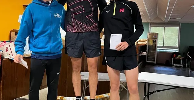 photo  romain legret (r & f) a remporté les 11,4 km de montval-sur-loir devant quentin guillaume (lma 72) et ilyes giglio (r & f).  &copy;  le maine libre 