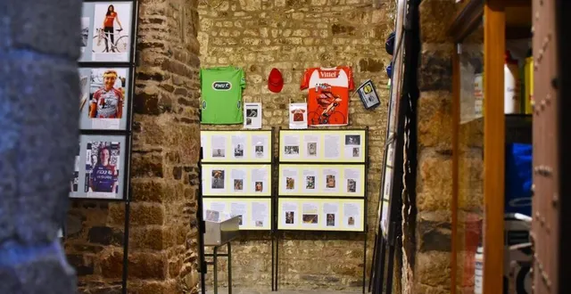 photo  l’exposition re-tour à vire (calvados), organisée dans la porte-horlogejusqu’à fin août 2025, revient sur l’histoire de la grande boucle, et notamment sur ses coureurs normands.  &copy;  ouest-france 