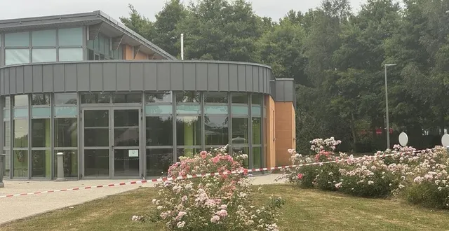 photo  le petit avion de tourisme s’est écrasé derrière la salle polyvalente de cerisé.  &copy;  ouest-france 