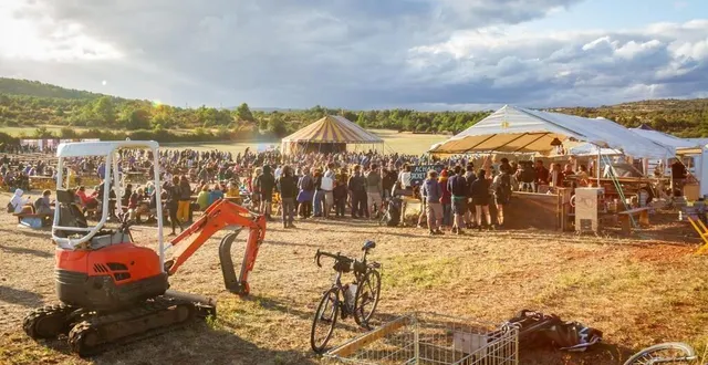 photo  plus de 5 000 personnes s’étaient réunies en août 2023 dans le larzac pour la première édition du rassemblement écologiste.  &copy;  claire béteille 
