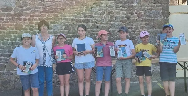 photo  sophie pichonnier, directrice de l’école, entourée des élèves de cm2 leur a remis une calculatrice, offerte par l’apel (association des parents d’élèves de l’enseignement libre) et un livre qu’elle leur a dédicacé, offert par l’éducation nationale. les familles et l’équipe éducatrice ont ensuite partagé un verre de l’amitié.  &copy;  ouest-france 