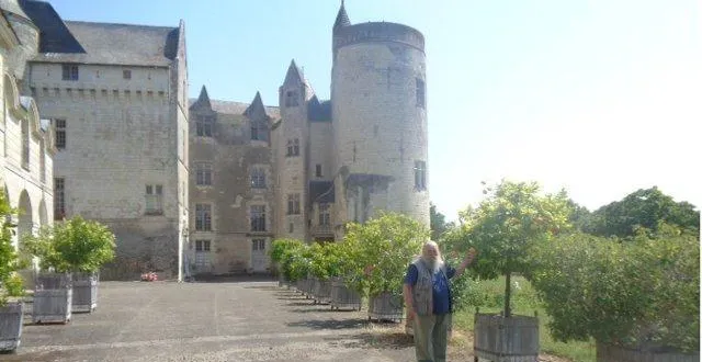 photo  bruno mabille fait visiter son exposition et raconte l’histoire du château.  &copy;  co 