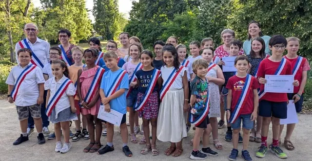 photo  le conseil municipal des enfants avec leurs nouvelles écharpes.  &copy;  co 