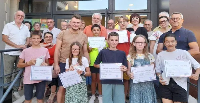 photo  les jeunes conseillers municipaux, avec leur diplôme, en présence des élus et de dorian clémot (animateur du centre socioculturel).  &copy;  co 