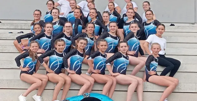photo  les 26 gymnastes des algues avec les responsables lors du concours fédéral.  &copy;  ouest-france 
