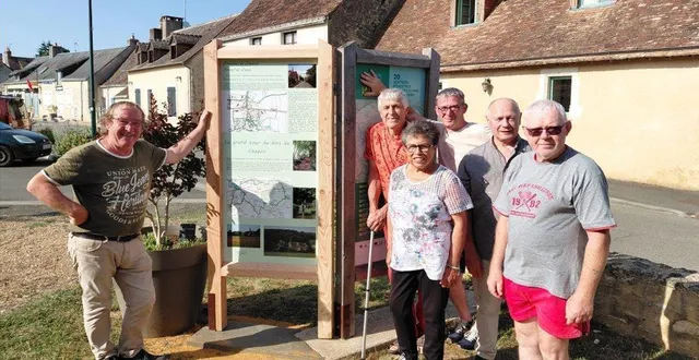 photo  les membres de l’association ouvertures ont fait poser un nouveau panneau d’information touristique sur la place.  &copy;  le maine libre 