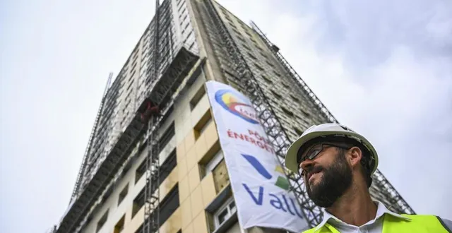 photo  depuis plusieurs mois, nicolae pop supervise la rénovation de la tour des sables de coulaines.  &copy;  le maine libre - denis lambert 