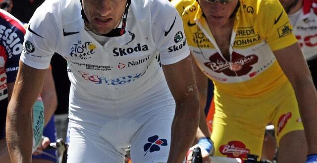 photo sur le tour de france 2004, sandy casar porte le maillot blanc de meilleur jeune par procuration, à la place de thomas voeckler, vêtu de jaune. © joel saget / afp