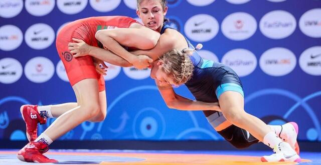 photo la française juliette lescure (à droite) lors d’un combat avec la hongroise kornelia nikolett laszlo lors des championnats d’europe u20, à l’été 2024. © united world wrestling