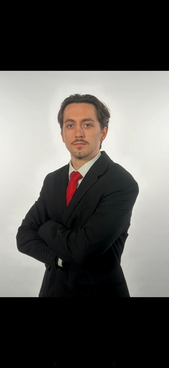 Yanis Gaudin a troqué le short et le maillot pour le costume cravate, plus adapté à son nouveau stage dans une banque nationale à Paris. Archives Yanis Gaudin photo yanis gaudin a troqué le short et le maillot pour le costume cravate, plus adapté à son nouveau stage dans une banque nationale à paris. © archives yanis gaudin