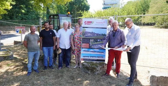 photo  visite de début de chantier pour les élus, les promoteurs et les opérateurs.  &copy;  le maine libre 