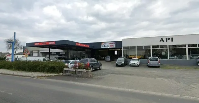 photo  à candé, le terrain actuellement occupé par le garage emo intéresse un promoteur immobilier.  &copy;  google maps 