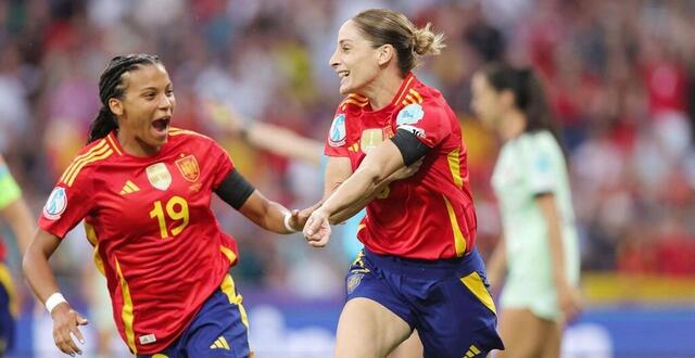 photo  esther gonzalez, aux côtés de la jeune vicky lopez (18 ans), célèbre son ouverture du score contre le portugal, lors de la première journée  ©  ralf ibing / afp 