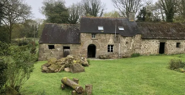 photo  l’une des plus anciennes maisons du hameau de bothoa, construite au xve siècle, au départ de la journée des écoliers.  &copy;  néréa brouard 