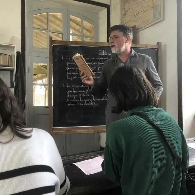 photo la dictée à la plume, récitée par l’instituteur dans la salle de classe.  ©  néréa brouard