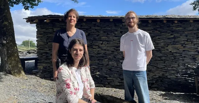 photo  bénédicte flamand, directrice de la mine bleue, avait apprécié le premier spectacle de théo edom (assis) et hugo audusseau. elle a donc proposé aux deux membres de la troupe les pierrots sagaces d’écrire une visite théâtralisée du fond de la mine.  &copy;  ouest-france 