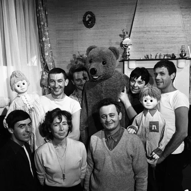 photo l’équipe de bonne nuit les petits, dont le producteur claude laydu (devant l’ours), avec les marionnettes nounours, nicolas et pimprenelle.  ©  georges galmiche / ina via afp