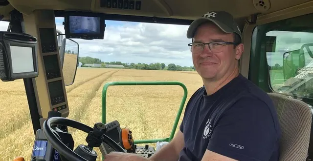 photo  emmanuel boulon, céréalier à grainville-sur-odon, près de caen, participe à l’opération « moissonneuse.fr » d’intercéréales, l’interprofession céréalière, qui permet au grand public de monter dans une moissonneuse-batteuse pendant la moisson.  &copy;  ouest-france 