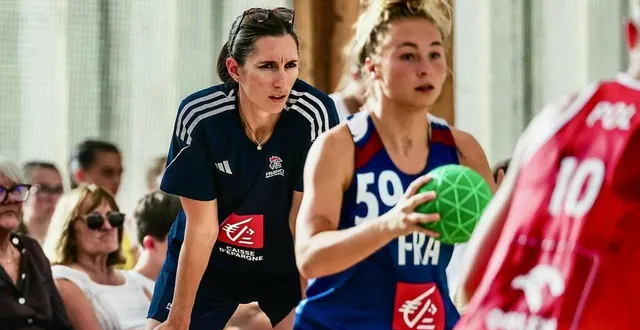 photo  marion limal, ici derrière nina floc’h hubert, encadre l’équipe de france, cette semaine en turquie, aux championnats d’europe de beach handball  &copy;  . fédération française de handball 