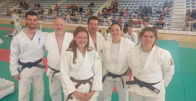 photo  l’équipe d’encadrants du dojo concarnois lors du passage de grades samedi 28 juin 2025 à la halle du porzou.  &copy;  ouest-france 