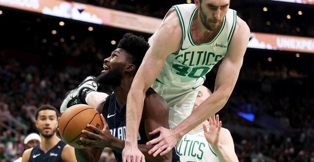 photo luke kornet (Ã droite) arrive aux spurs. © maddie meyer/getty images via afp