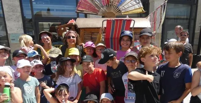 photo  les enfants enchantés réunis autour des deux artistes.  &copy;  ouest-france 