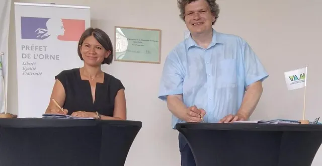 photo  sébastien gourdel, président de la cdc des vallées d'auge et du merlerault accueillait sandy lecoq espallargas, sous-préfète de mortagne-au-perche, afin de signer un nouveau contrat pour la réussite de la transition écologique.  &copy;  ouest-france 