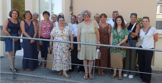 photo  enseignantes retraitées et actuelles ont accompagné thérèse rosmorduc (au centre) pour son dernier jour d’école à saint-jean baptiste.  &copy;  co 