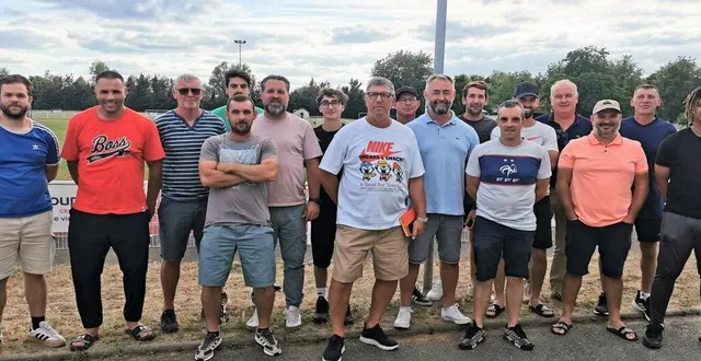 photo  éducateurs et encadrants (quelques absents) prennent la pose juste avant leur réunion de préparation de la saison 2025-2026.  &copy;  le maine libre. 