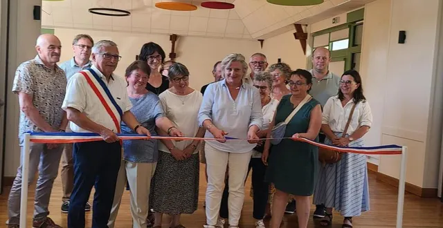 photo  catherine bossy, la maire déléguée de cherré-au coupe le ruban pour inaugurer la fin du chantier de la salle des fêtes de cherreau.  &copy;  le maine libre 