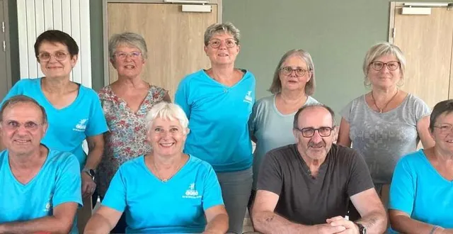 photo  philippe chartier, maire (assis en sombre), à sa droite marie-thérèse nicolas, animatrice – debout au centre nelly ménard, présidente.  &copy;  le maine libre. 