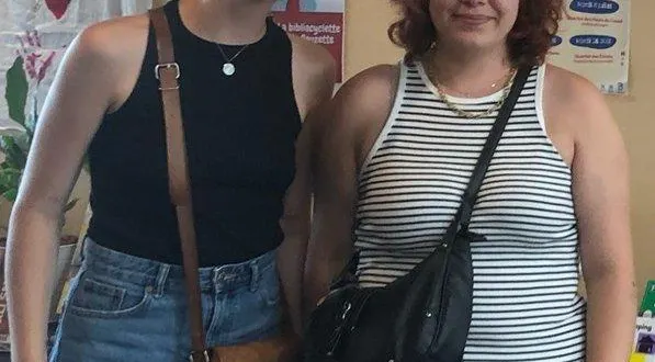 photo  deux étudiantes de l’association régionale de formation en travail social devant les fresques.  &copy;  co 