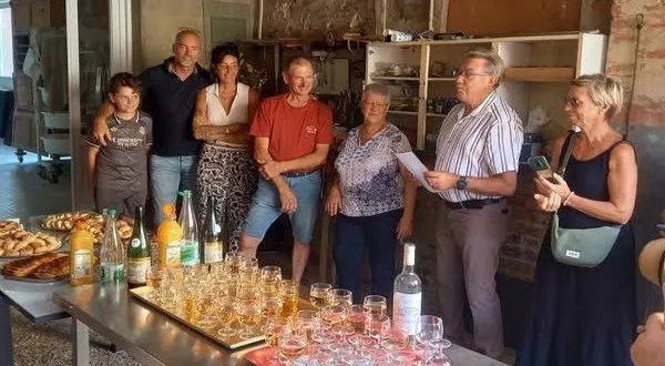 photo  la boulangerie située au 17, rue charles-palier, change de propriétaire à la suite du départ en retraite d’isabelle et serge oger. après 26 ans de bons et loyaux services, le couple avait donné rendez-vous aux élus et amis dans leurs locaux, vendredi, pour le pot de l’amitié et afin de présenter leurs successeurs, le couple bethouart. une page qui se tourne enfin pour les oger qui cherchent depuis plusieurs années un repreneur. la boulangerie ne restera pas longtemps fermée puisqu’elle rouvrira ses portes le 15 juillet.  &copy;  ouest-france 