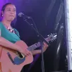 photo  lola baï a toujours autant de succès. dès l’ouverture du site à 19 h, plusieurs centaines d’adeptes de ce genre de concert ont pris place pour écouter lola baï. la chanteuse a interprété plusieurs de ces chansons dont elle est la compositrice qu’elle a fait entendre dans l’émission télévisée « the voice ». après une pause, la troupe zounds ou les types à pieds a pris place sur scène pour un concert francophone aux accents canadiens avec quelques pas hip- hop, guinguette et reggae avec un joli mélange d’influences. 