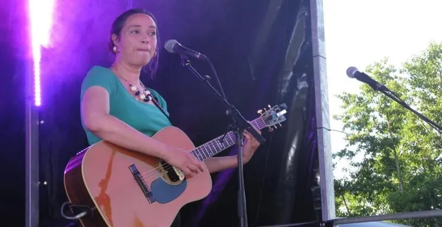 photo  lola baï a toujours autant de succès. dès l’ouverture du site à 19 h, plusieurs centaines d’adeptes de ce genre de concert ont pris place pour écouter lola baï. la chanteuse a interprété plusieurs de ces chansons dont elle est la compositrice qu’elle a fait entendre dans l’émission télévisée « the voice ». après une pause, la troupe zounds ou les types à pieds a pris place sur scène pour un concert francophone aux accents canadiens avec quelques pas hip- hop, guinguette et reggae avec un joli mélange d’influences.  &copy;  ouest-france 