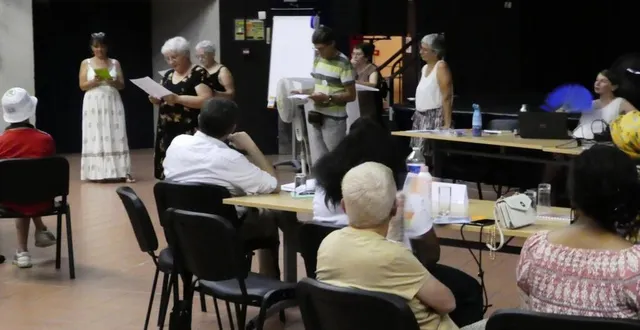 photo  les adhérents des mpt, répartis autour de tables formant des îlots de convivialité, votaient. ils ont pour objectif de répondre au mieux aux besoins des habitants.  &copy;  ouest-france 