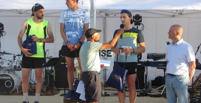 photo  les trois vainqueurs du 18 km hommes sont interviewés par alain dohin en présence de franck poquin maire de la commune.  &copy;  co 