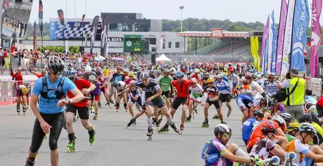 photo  le départ, type « le mans », s’effectue en chaussettes : les 3 000 patineurs traversent la piste pour chausser leurs rollers.  &copy;  archives le maine libre - yvon loué 
