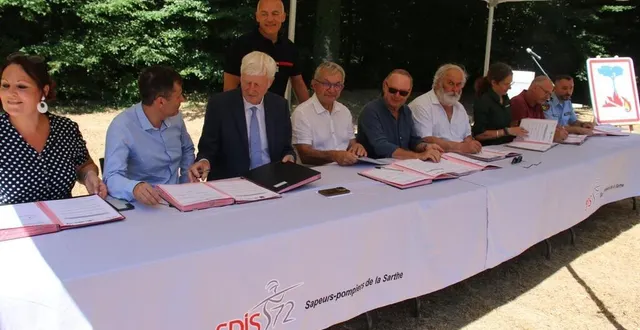 photo  dominique le mèner, 3e à gauche, accompagné du colonel christophe frerson, debout, et des élus du territoire à la signature de la convention sentinelles de la forêt  &copy;  le maine libre 