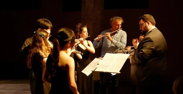 photo  (au milieu) jean ferrandis, flûtiste, enseigne à l’école normale de musique de paris et à la californian state university fullerton aux usa. une master classe publique et un concert de restitution seront organisés à la fin du stage avec ses élèves accompagnés de raphaël sévère (clarinettiste) et de paul montag (pianiste) vendredi 25 juillet.  &copy;  raphaël sirkosky. 