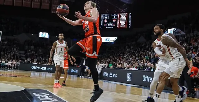 photo  le manceau david dileo monte au panier contre strasbourg, samedi 19 avril à antarès, en championnat.  &copy;  photo : le maine libre 