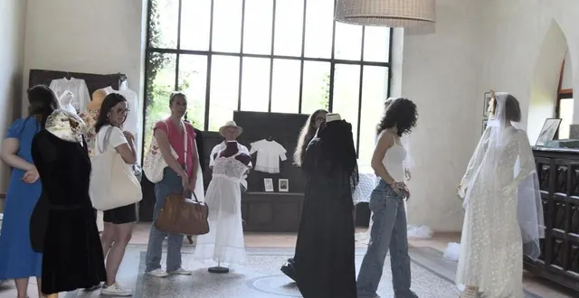 photo  en préambule au défilé, une exposition de tenues d’époque organisée dans l’atelier, dans le cadre du vide-dressing.  &copy;  le maine libre 