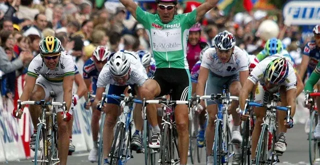photo  en 2002, le sprinteur allemand erik zabel (au centre) remporte la douzième et dernière étape de sa carrière sur le tour de france, à alençon.  &copy;  dpa picture-alliance via afp 