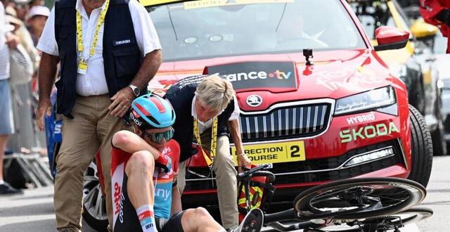 photo lorsqu’une chute intervient dans les trois derniers kilomètres des étapes qui n’arrivent pas au sommet, le temps du coureur accidenté est gelé sur le tour de france. © pool franck faugere, belga via afp