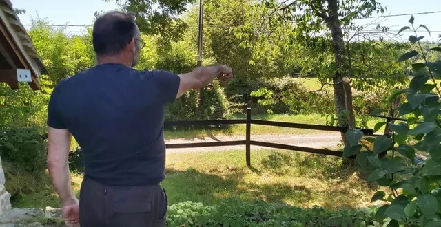 photo  le riverain montrant le chemin qui borde sa propriété.  &copy;  ouest-france 