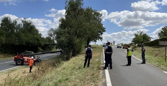 photo  les services ont sécurisé les lieux, sous les yeux des gendarmes présents sur place.  &copy;  co - joël audouin 