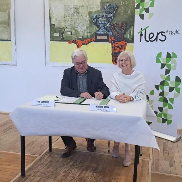 photo yves goasdoué, président de flers agglo a signé, ce mardi 8 juillet 2025, un nouveau crte pour 2025-2026 avec isabelle rioux, sous-préfète d’argentan.  ©  ouest-france