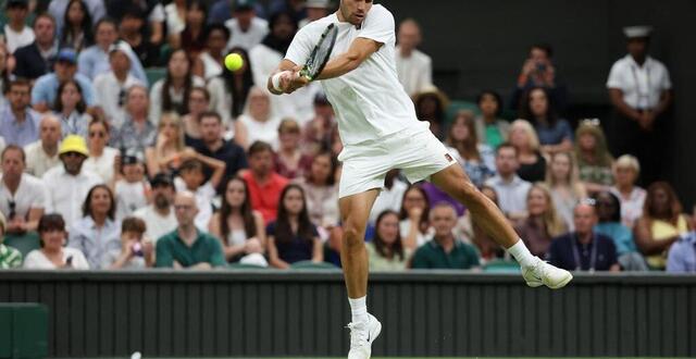 photo carlos alcaraz lors de son huitième de finale remporté face à andrey rublev, à wimbledon, lundi 6 juillet. © clive brunskill / getty images via afp