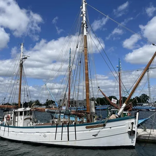 photo après six mois de croisières et d’expéditions en norvège, en écosse et en irlande, la fleur de lampaul est amarrée au ponton de la découverte qu’elle partage avec une gabare sistership notre-dame-de-rumengol.  ©  ouest-france